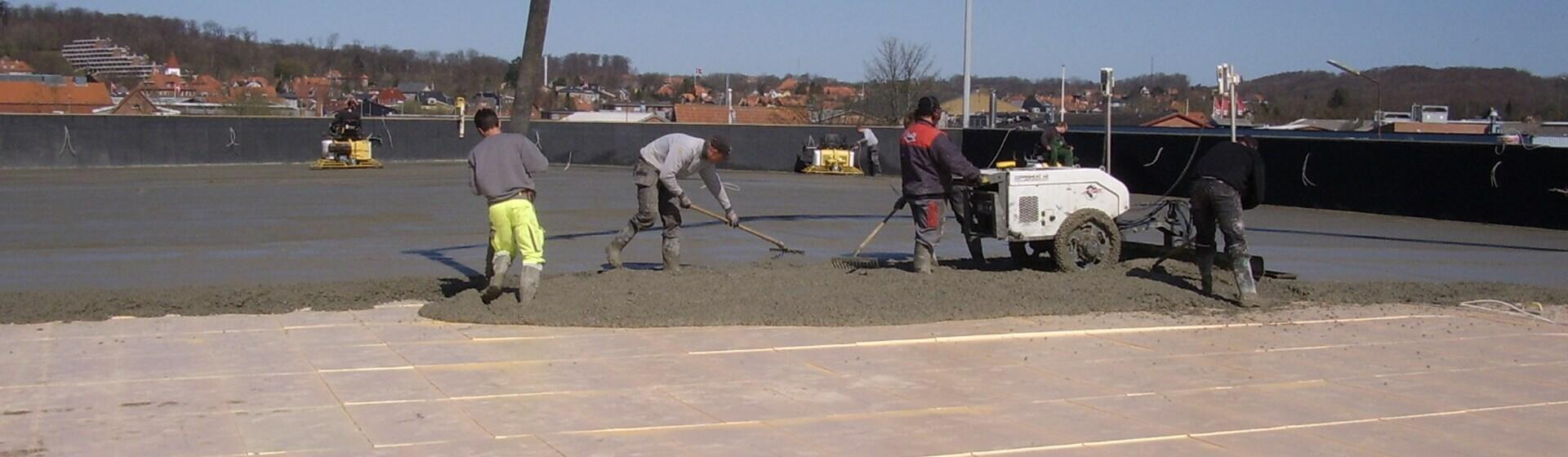 Synthetic fibre reinforced concrete hardstanding